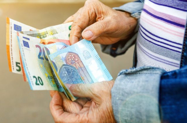 Priemerný starobný dôchodok sa blíži k hranici 500 eur, vzrástol však aj počet penzistov