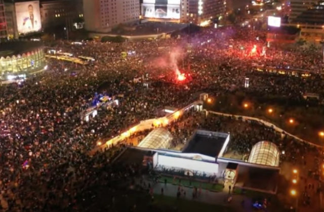 Desaťtisíce ľudí vyšlo vo Varšave do ulíc, opäť protestovali proti sprísneniu interrupcií (video)