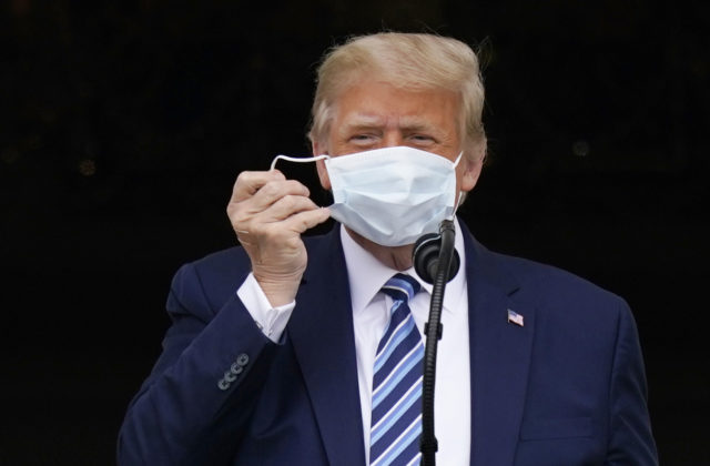 Americký prezident nie je infekčný, podľa jeho lekára už Trump nemôže nikoho nakaziť