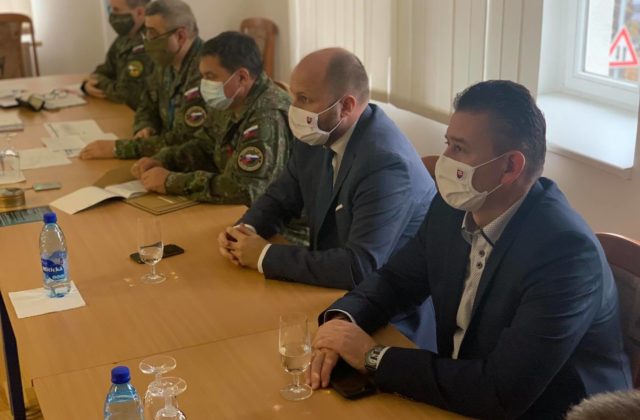Ministri Naď a Mikulec sa stretli s regionálnymi veliteľmi, začínajú plánovať druhé kolo testovania