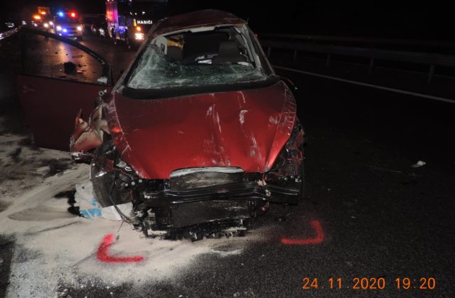 Vodič zišiel na nespevnenú časť vozovky a narazil do zvodidiel, pri náraze ho vymrštilo z auta (foto)