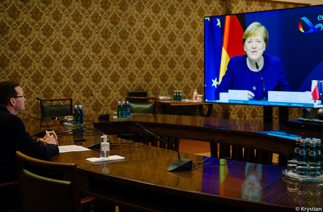 Varšava je pripravená vetovať nový rozpočet EÚ, poľský premiér o tom hovoril s Merkelovou