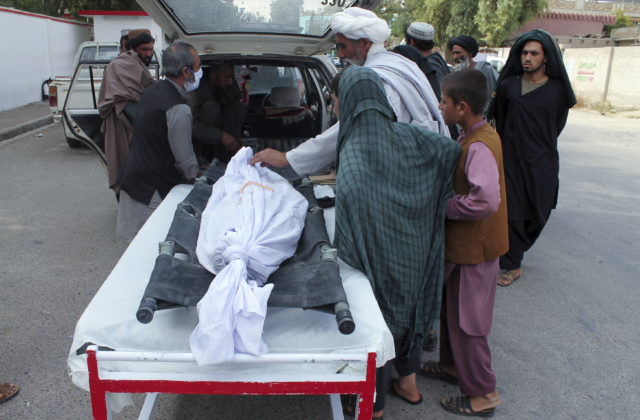 Samovražedné útoky zabili v Afganistane najmenej 34 ľudí, medzi zranenými sú aj deti