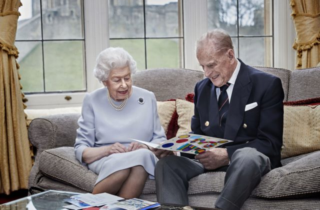 Alžbeta II. a princ Philip oslavujú výročie sobáša, na fotografii si pozerajú pohľadnicu od vnukov
