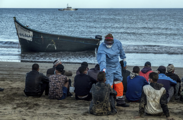 Na Kanárske ostrovy dorazilo viac než 1 600 migrantov, jeden je v nemocnici a ďalší zomrel