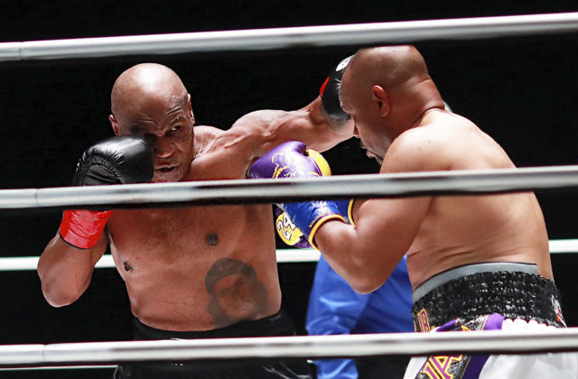 Tyson sa po 15 rokoch vrátil do ringu, exhibičný zápas s Jonesom skončil remízou