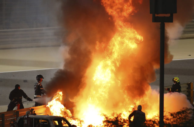 Grosjean mal počas VC Bahrajnu vážnu nehodu, pri požiari monopostu utrpel popáleniny (foto)