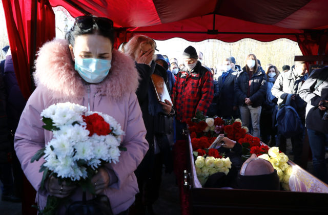 Na pohreb bieloruského aktivistu prišli tisícky ľudí, smútočný sprievod mal niekoľko kilometrov