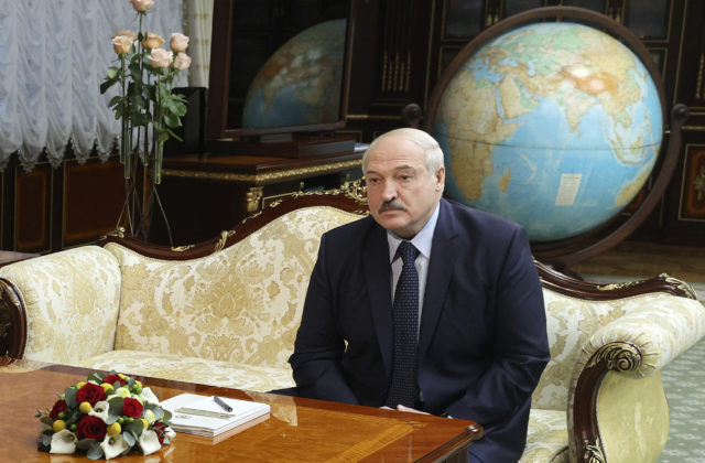 Lukašenko tvrdí, že po prijatí novej ústavy nebude prezidentom. Opozícia však hovorí o zdržiavaní