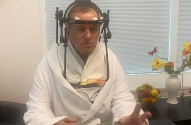 Boris Kollár sa po dopravnej nehode už dokáže postaviť z postele, vo videu hovorí o malom zázraku