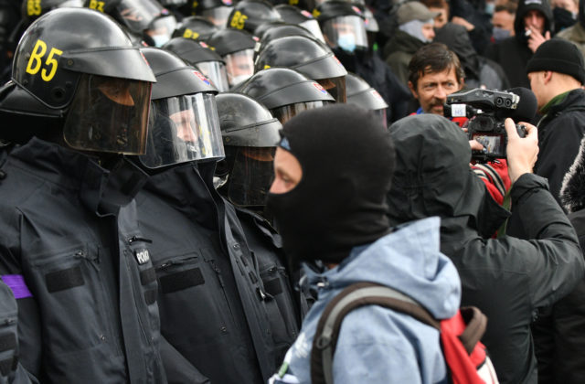 Protesty v Bratislave: Matovič do basy či vlastizrada, kričali ľudia a zasahovala aj polícia (video+foto)