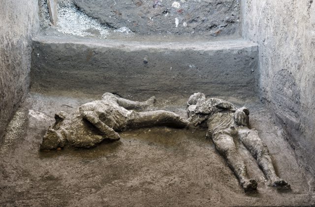 Boháč a otrok sa zrejme snažili utiecť výbuchu v Pompejach, archeológovia našli ich kostry