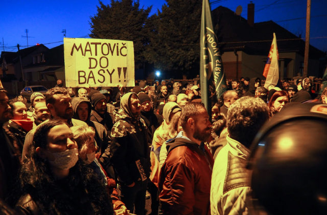 Truhla a pohrebný veniec. Kotlebovci protestovali pred domom Matoviča a žiadali jeho odstúpenie (foto)