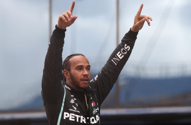 Hamilton pokračuje v tíme Mercedes, ďalším titulom by mohol prekonať legendárneho Schumachera