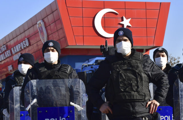 Za účasť na pokuse o prevrat odsúdilo Turecko bývalých vojakov i štátnych zamestnancov na doživotie