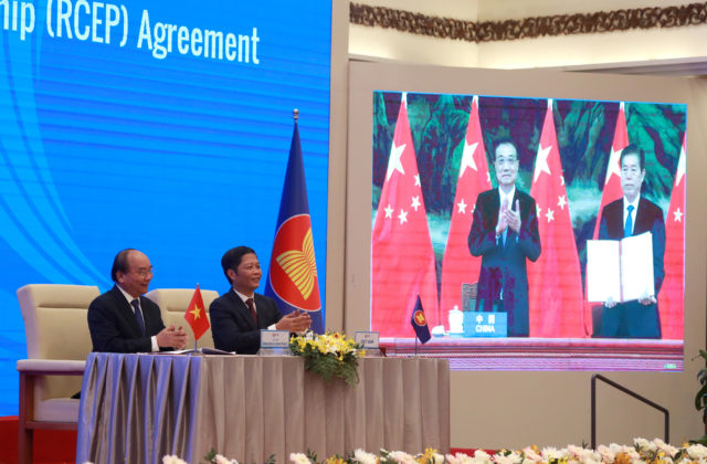 Čína a ďalších štrnásť krajín podpísali celosvetovo najväčšiu dohodu o voľnom obchode