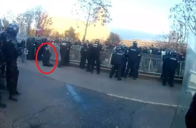 Policajtovi na proteste v Bratislave v blízkosti tváre explodovala pyrotechnika (video)