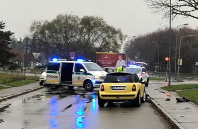 Vodič Mini Cooperu zrazil na priechode chodca, muž zraneniam na mieste podľahol (foto)