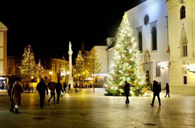 Bratislava nakúpila vianočnú výzdobu za takmer 70-tisíc eur, v uliciach pribudli aj nové motívy (foto)