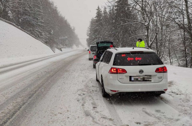 Doprava cez horský priechod Čertovica je obmedzená, situáciu komplikuje sneženie a skrížené kamióny