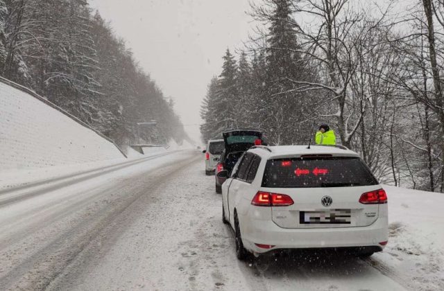 Sneženie skomplikovalo situáciu na cestách, cez Donovaly a Šturec kamióny neprejdú (foto)