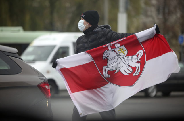 V Minsku sa opäť obnovili protesty proti Lukašenkovi, polícia zatkla asi stovku ľudí