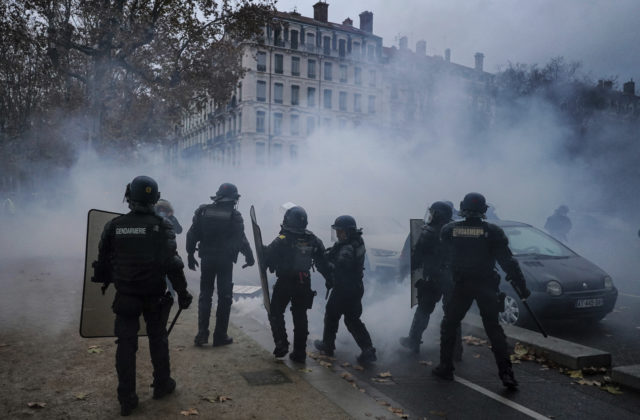 Francúzsko na Silvestra zmobilizuje tisíce policajtov, chcú vynútiť zákaz vychádzania