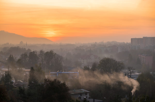 Východné a stredné Slovensko potrápi poľadovica, pre oblasť Jelšavy vydali výtrahu pred smogom