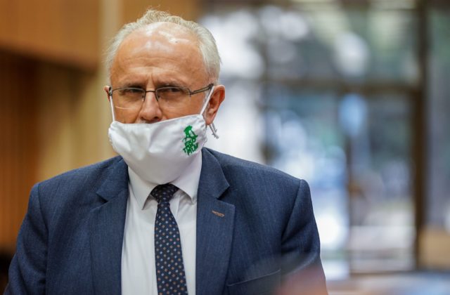 Exminister Mičovský ohlásil odchod aj z vládneho klubu OĽaNO, k dôvodom sa ešte stále nevyjadril