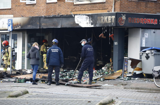 Holandskom otriasli dva výbuchy, útočníci si vzali na mušku poľské supermarkety (foto)