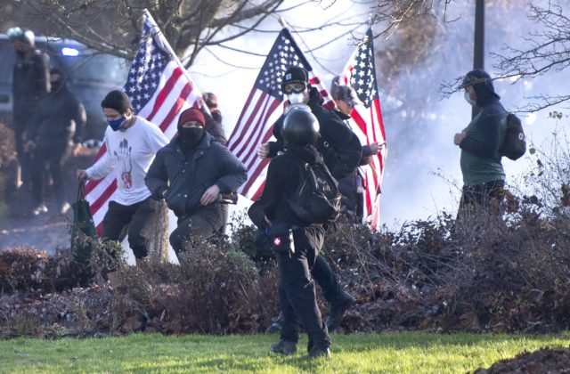 Do ulíc vyšli podporovatelia Trumpa a ďalšie skupiny, pri násilnostiach sa zranili aj policajti