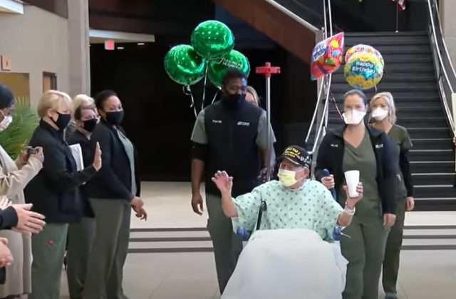 Americký veterán z Alabamy porazil koronavírus a oslávil 104. narodeniny (video)