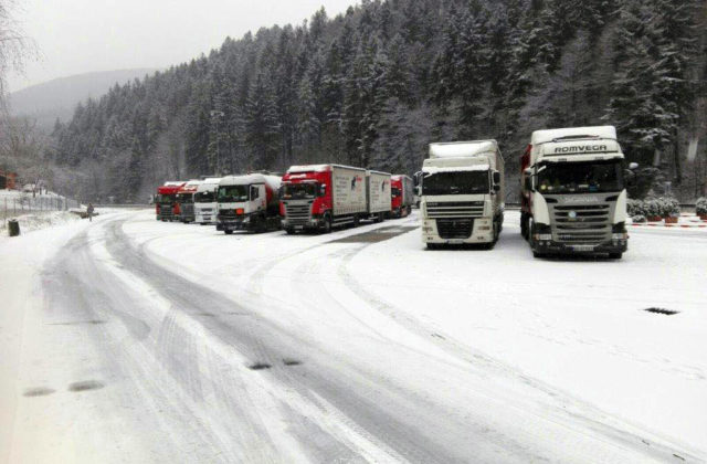 Horské priechody Donovaly a Šturec uzavreli pre nákladné vozidlá, dopravu komplikuje sneh i poľadovica