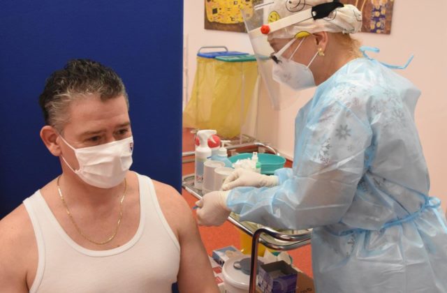 Minister vnútra Roman Mikulec sa nechal zaočkovať voči koronavírusu