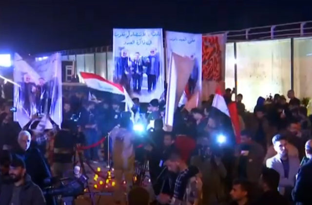 Tisíce Iračanov si v uliciach Bagdadu pripomenuli výročie zabitia iránskeho generála a vodcu milícií