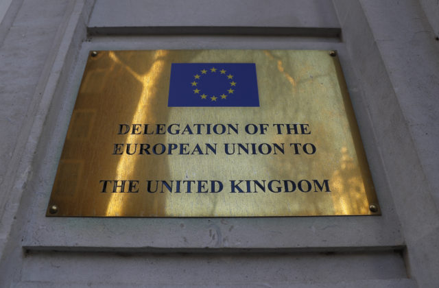 Európska únia žiada pre veľvyslanca plnohodnotný diplomatický štatút, Veľká Británia to odmieta