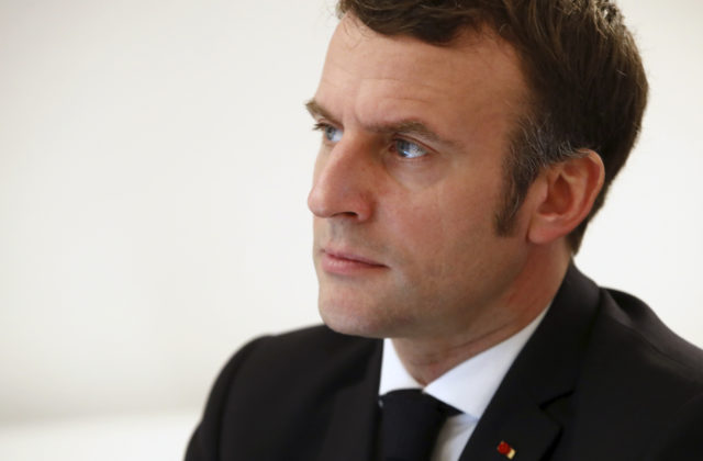 Francúzsko sa zaviazalo zrýchliť očkovací proces, Macron na to dohliadne osobne