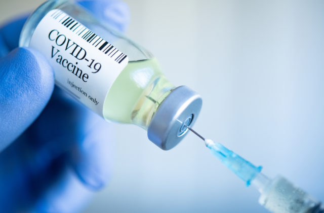 Vakcína proti COVID-19 od spoločnosti Moderna je účinná aj proti novým mutáciám koronavírusu