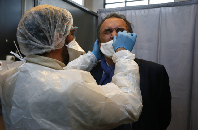 V Česku majú okrem indickej aj ďalšie mutácie koronavírusu, priznal minister zdravotníctva