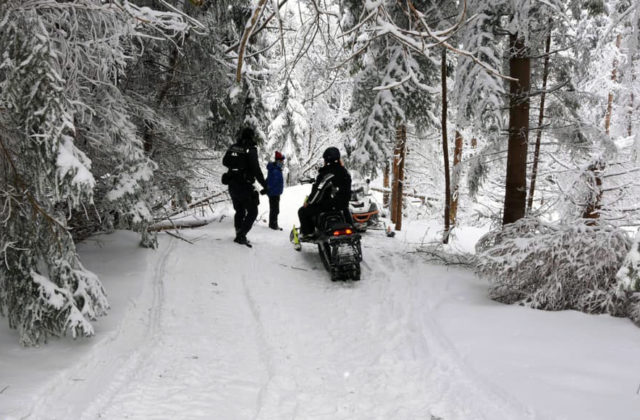 Poliaci sa vozili na snežných skútroch v chránenej krajinnej oblasti, zadržala ich polícia (foto)