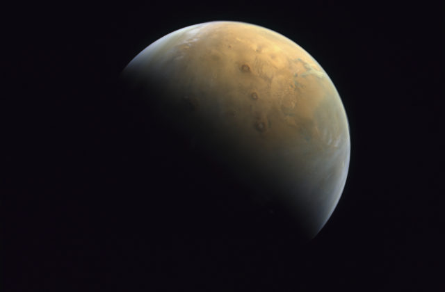 Spojené arabské emiráty ukázali prvú fotografiu Marsu, ktorú spravila sonda Amal
