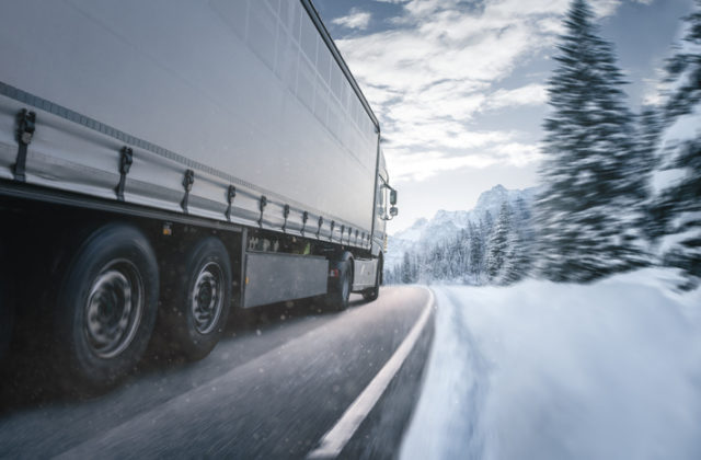 Vodič nákladného auta nemal v Nórsku snehové reťaze, deportovali ho a má zákaz vstupu do krajiny