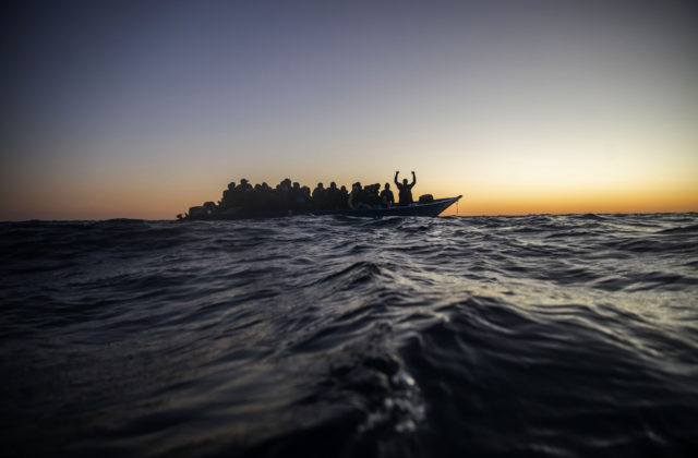V Stredozemnom mori sa prevrátila ďalšia loď s migrantmi, o život prišlo minimálne 41 ľudí