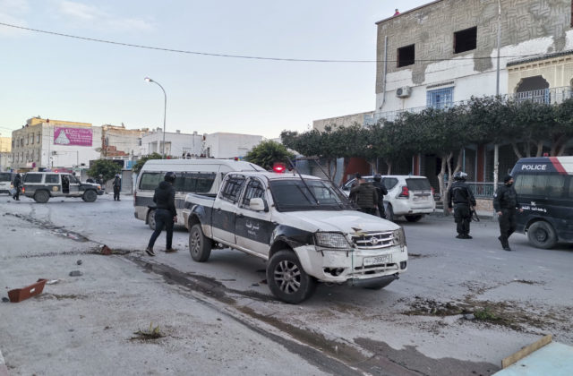 Počas pátrania po islamských extrémistoch zahynuli štyria tuniskí vojaci