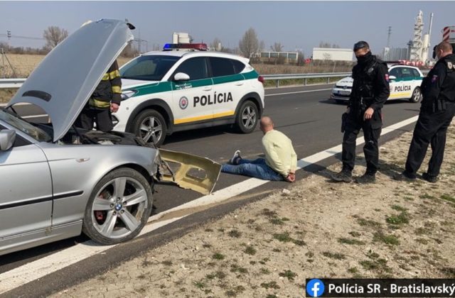 Vodič BMW unikal pred policajtmi na diaľnicu, zastavil ho až náraz po prestrelení pneumatík (video)