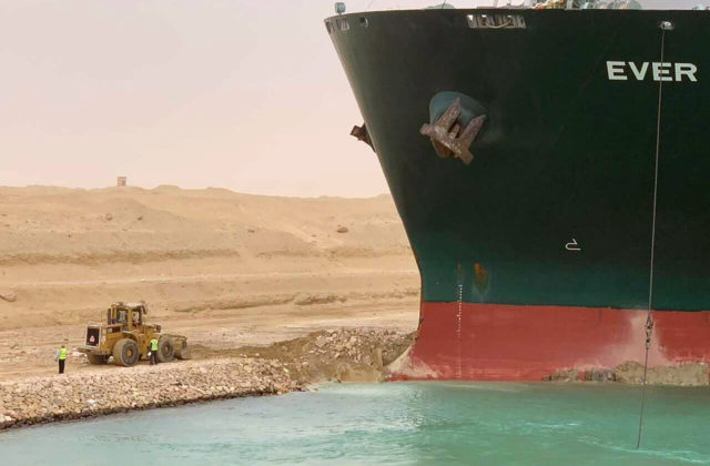 Uviaznutá loď v Suezskom prieplave ohrozuje svetový obchod, na prechod čaká vyše stovka plavidiel