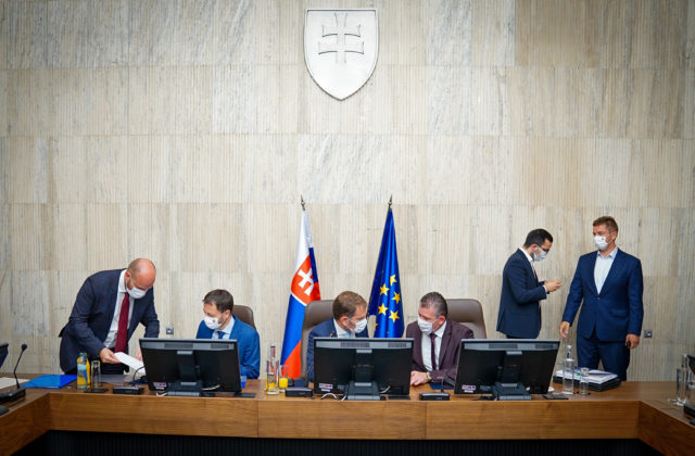 Vládna kríza brzdí prijímanie zákonov, ktoré majú Slovákom i podnikom finančne pomôcť počas pandémie
