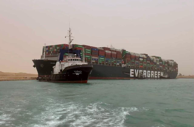 V Suezskom prieplave sa zasekla obrovská nákladná loď, vyslobodzovanie môže trvať aj niekoľko dní (video)