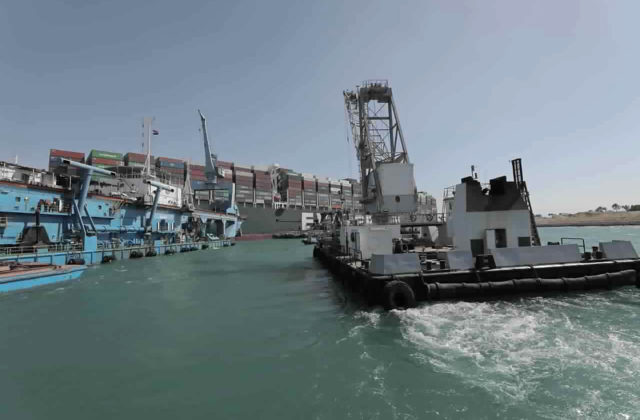 Uviaznutú loď v Suezskom prieplave sa podarilo uvoľniť, podrobia ju dôkladnej prehliadke