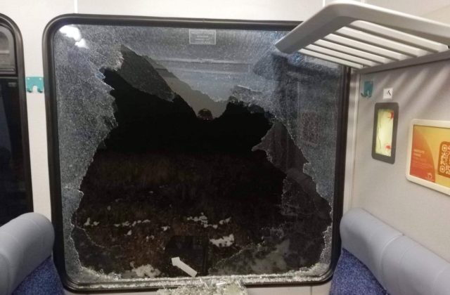 Agresívny muž vyčíňal v Tatrách, porušil vládne opatrenia a poškodil okno na električke (foto)